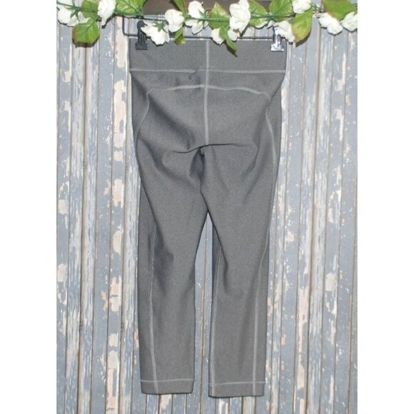 Under Armour Ladies Workout Athletic Gray Capri Leggings XS Elastic Waist Casual - Picture 4 of 7